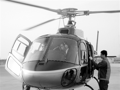 法国大使乘坐小松鼠直升机巡游长城(图)