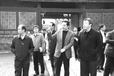 省委书记卢展工在内乡县委书记全新明(左二)的陪同下视察内乡