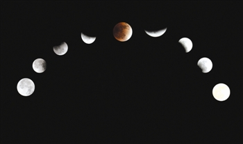 12月10日晚,记者在呼市拍摄月亮从初亏,食既,食甚,生光,复圆到食终的