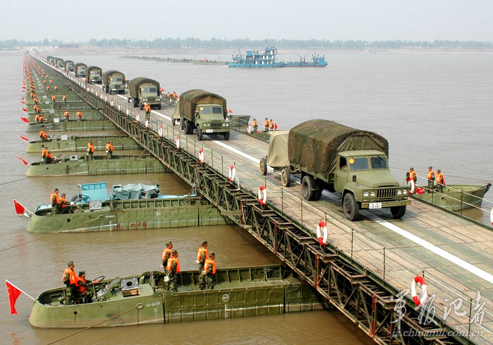 50吨浮桥渡场开设成功,车队顺利通过浮桥