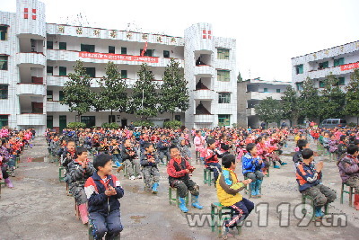 12月9日上午,重庆市奉节县新民镇尖角小学迎来了一堂快乐的消防安全课