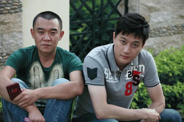 崔嵩（左）与夏凡在《爱的契约》中饰演一对好兄弟