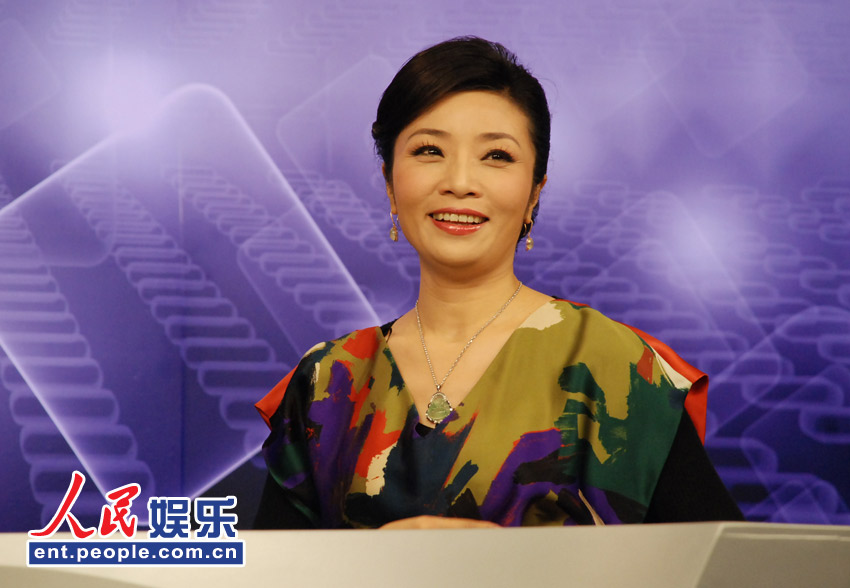 组图:歌唱家李丹阳做客人民网聊新歌评选和春晚