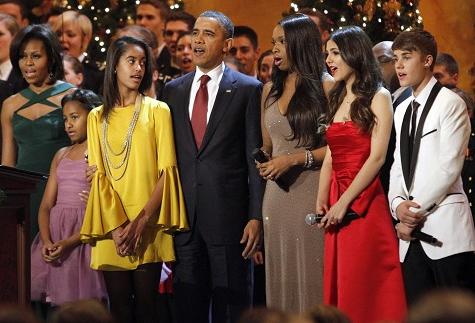 奥巴马一家与艺人参加圣诞音乐会 合唱颂歌(图