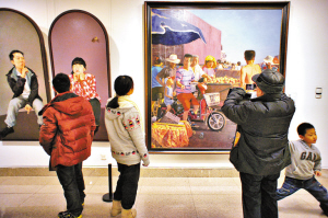 观众在中国美术馆参观当代青年油画作品展。