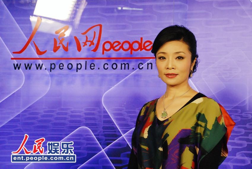 组图:歌唱家李丹阳做客人民网聊新歌评选和春晚