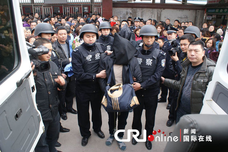 2011年12月11日,四川渠县,17年前的一宗灭门惨案犯罪嫌疑人被顺利押解