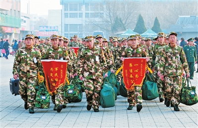 12月12日,首批武警部队新兵走出银川火车站.