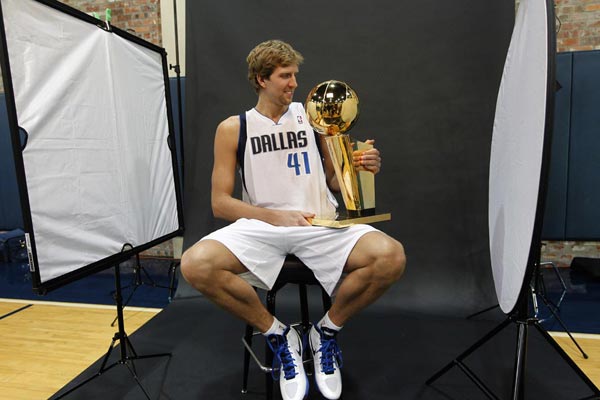 图文nba小牛媒体日诺维茨基和冠军奖杯