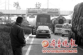 13日下午,青银高速潍坊段多个收费站封闭,入口处排起了长队。 本报记者 孙国祥 摄