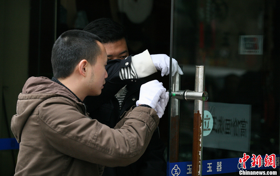 长沙市区繁华路段一玉器珠宝店遭抢劫(组图)