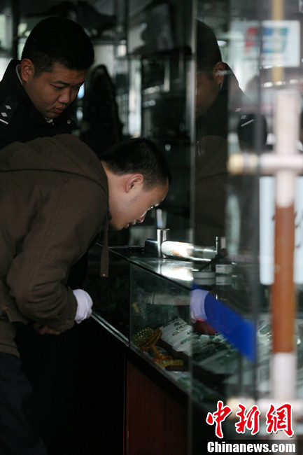 长沙市区繁华路段一玉器珠宝店遭抢劫(组图)