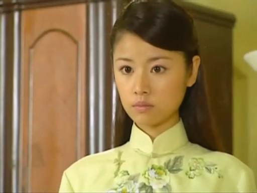 在《金陵十三钗》首映礼上,倪妮穿着剧中旗袍与贝尔携手登场