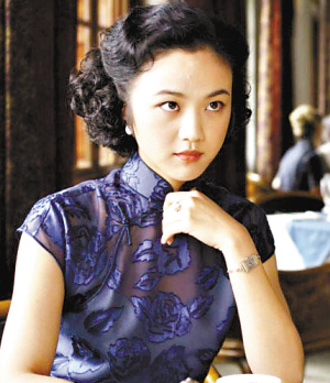 《色戒》中的汤唯演绎了多款精美旗袍,很好地衬托起她的古典气质。
