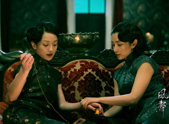 在《金陵十三钗》首映礼上,倪妮穿着剧中旗袍与贝尔携手登场