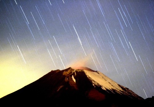 资料图：2004年12月14日，一场双子座流星雨出现在墨西哥普埃布拉州的波波卡特佩特火山上空，将夜空照耀得亮如白昼。