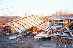 北京一民房彩钢屋顶被风刮飞 居民称似地震(图