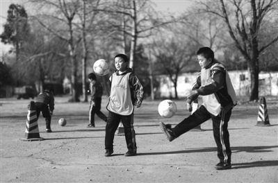 中国袖珍人足球队:艺术团出身 甘愿陪练青少年
