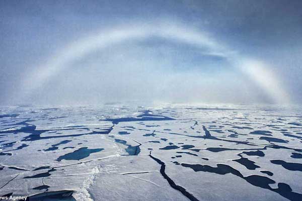 罕见自然现象:萨姆 - 杜布森在近期北极探险勘测中看到一道美丽的白色
