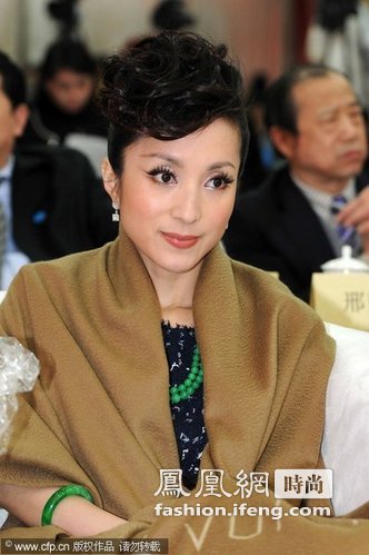 参加活动时,在礼服外披一条大大的路易·威登(Louis Vuitton)围巾奢华又不失礼貌。