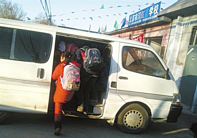 北京排查校车隐患首日发现超载 为装学生拆座椅