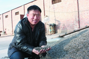 记者从内蒙古最大的瓜子批发集散地鸿鼎农贸