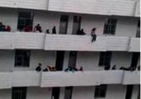 组图老师跳楼瞬间被女生拽回(初中)吗初中生端午节放假图片