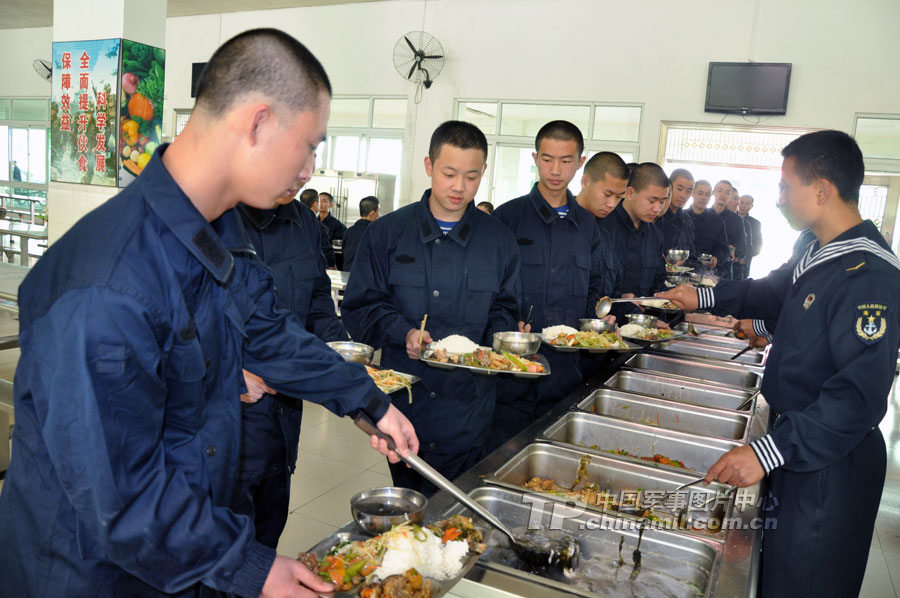 南海舰队:新兵每天都吃助餐(图)