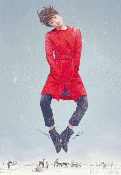 李宇春的雪中写真可爱表情