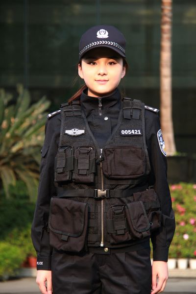 成都警方添新型多功能战术背心 美女民警展新装(图)