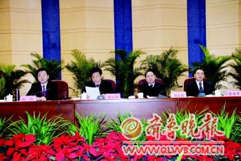 省委组织部副部长胡文容在会上宣布了省委关于枣庄市委,市政府主要