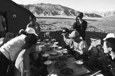 农大峰云社在青海玉珠峰北坡2号冰川下的大本营为两名队员庆祝生日。