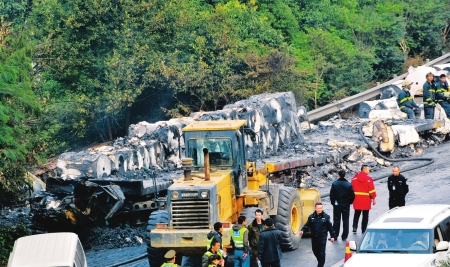 成都城南高速4车相撞3死3伤 装纸挂车烧成光架