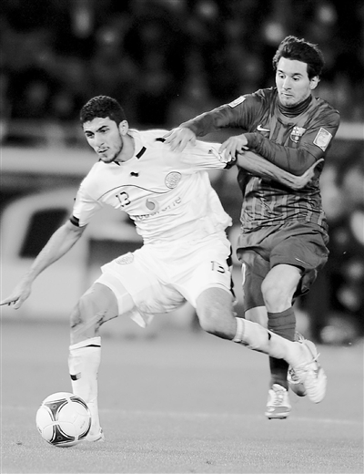 巴塞罗那队球员梅西(右)在比赛中拼抢(图)