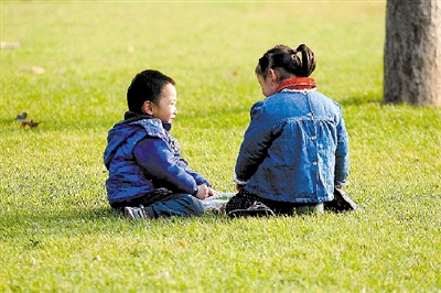 昨日下午三点,碧沙岗公园内,两个小朋友正在公园草地上快乐地做着游戏