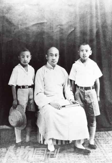 1936年，梁漱溟与长子梁培宽（右）、次子梁培恕（左）