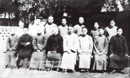 1935年，一些乡村工作者合影于山东邹平。前排左一为梁漱溟，右二为晏阳初