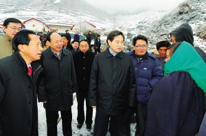 12月15日,州委书记翟占一在金阳县依达乡三村调研.本报记者 李伟 摄