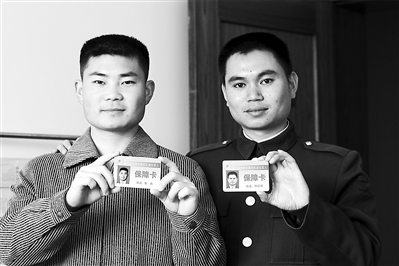 战士张封易到人武部报到时,领到一张印有他头像的"退伍军人保障卡"
