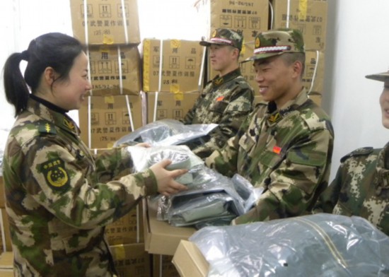 武警湖北总队一支队认真做好新兵被装发放工作(组图)