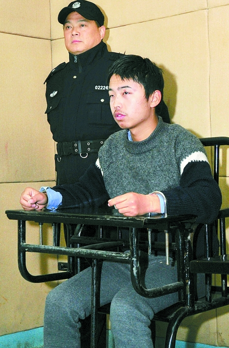 12月16日,武汉"12·1"建行网点爆炸案犯罪嫌疑人王海剑在接受讯问.