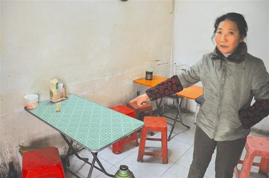 楚天金报讯 图为：王海剑在这张桌子上吃了5元钱的烧豆腐