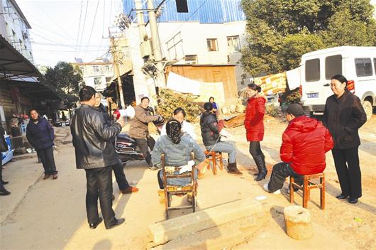 楚天金报讯 图为：王海剑在这张桌子上吃了5元钱的烧豆腐