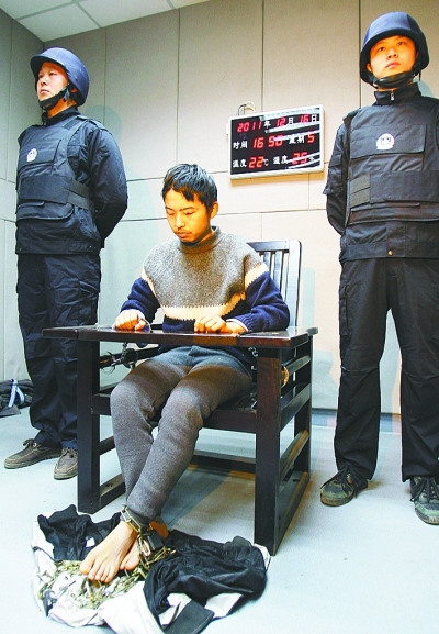 武汉爆炸案疑犯在审讯室央求民警给点饭吃(图)