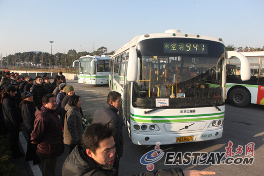 上午,东方网记者前往本市最大的墓园嘉定松鹤园,沿途交通顺畅祭,墓园