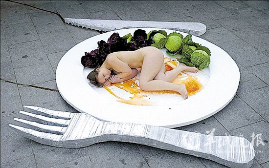 西班牙美女上演裸体盛宴+呼吁勿吃动物(图)