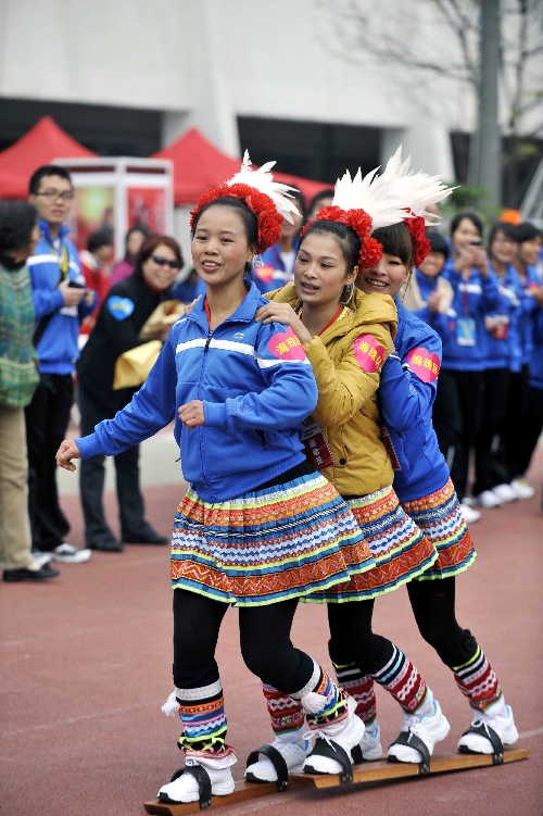 图文:广州宗教界体育花会 板鞋竞速比赛