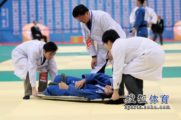 图文:世界柔道大奖赛中国站 韩国女运动员受伤