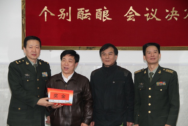 武汉市公安局副局长熊波给广州军区武汉总医院院长浦金辉,政委刘铁桥