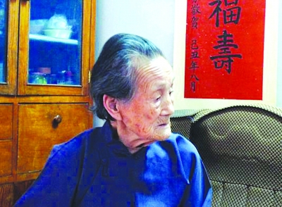 103岁老奶奶寒冬赏枫引游客追捧(组图)